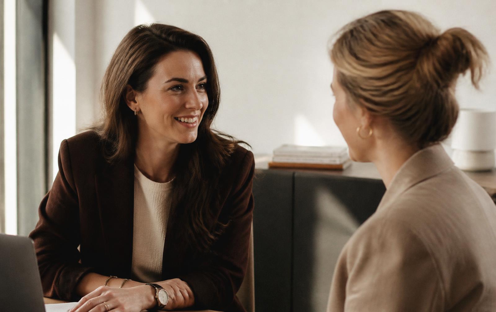 Twee recruiters van New Talent in gesprek in een licht kantoor